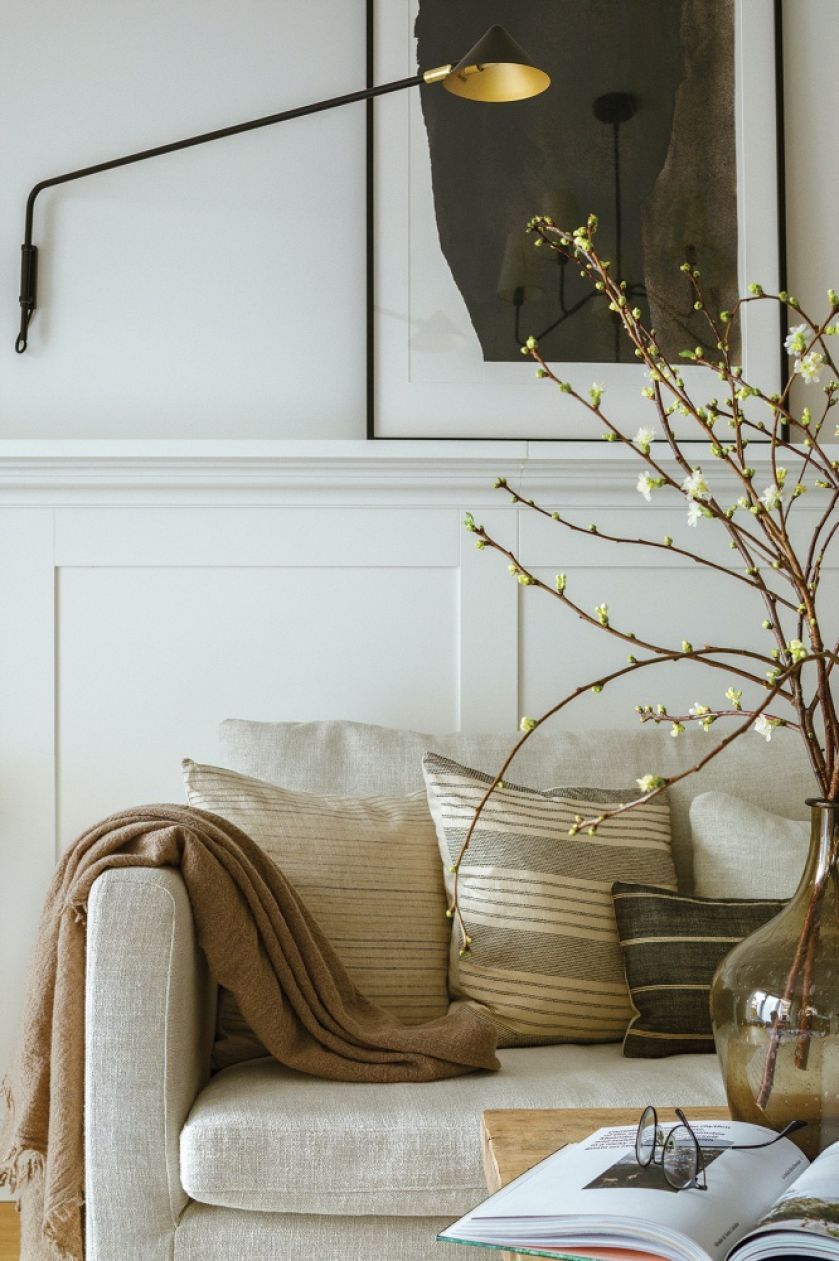 salon w stylu naturalnym w mieszkaniu w bloku