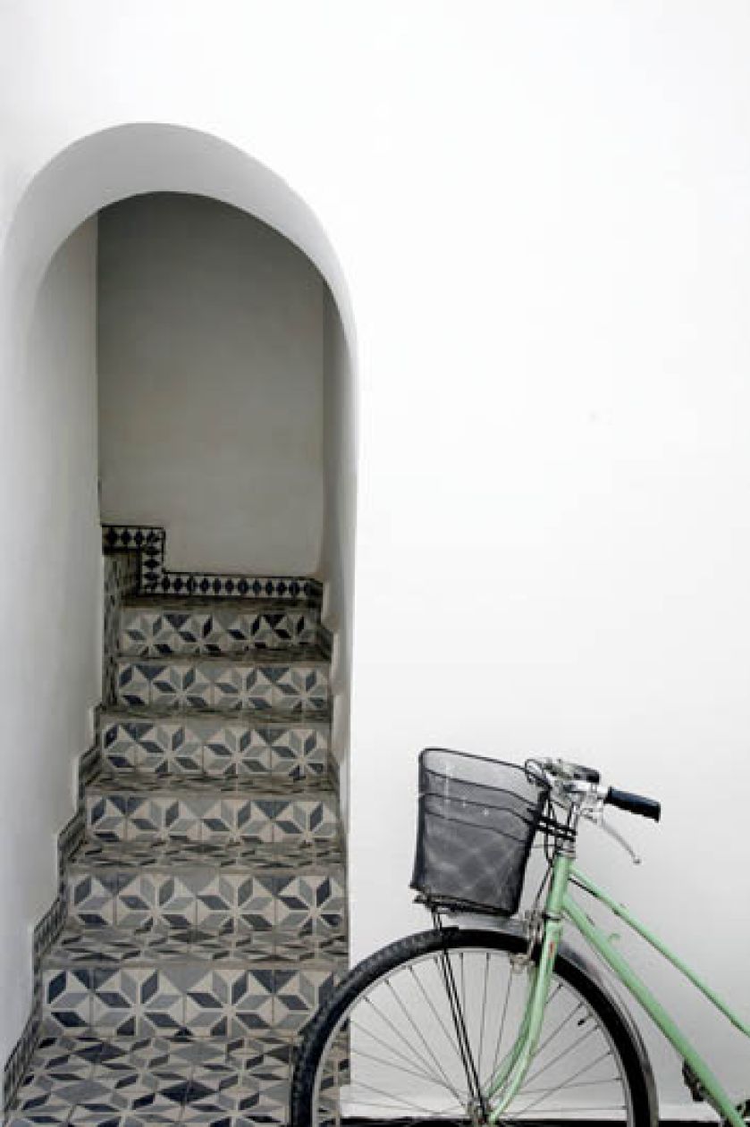 Schody w całym domu są wąskie i bardzo wysokie.