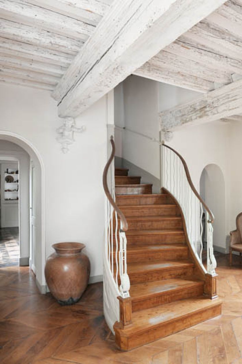 Schody w jadalni mają ponadstuletnie stopnie i poręcz.