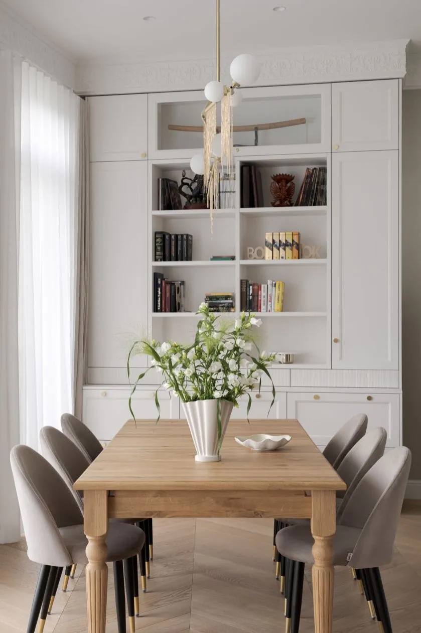 półki na pustej ścianie w jadalni