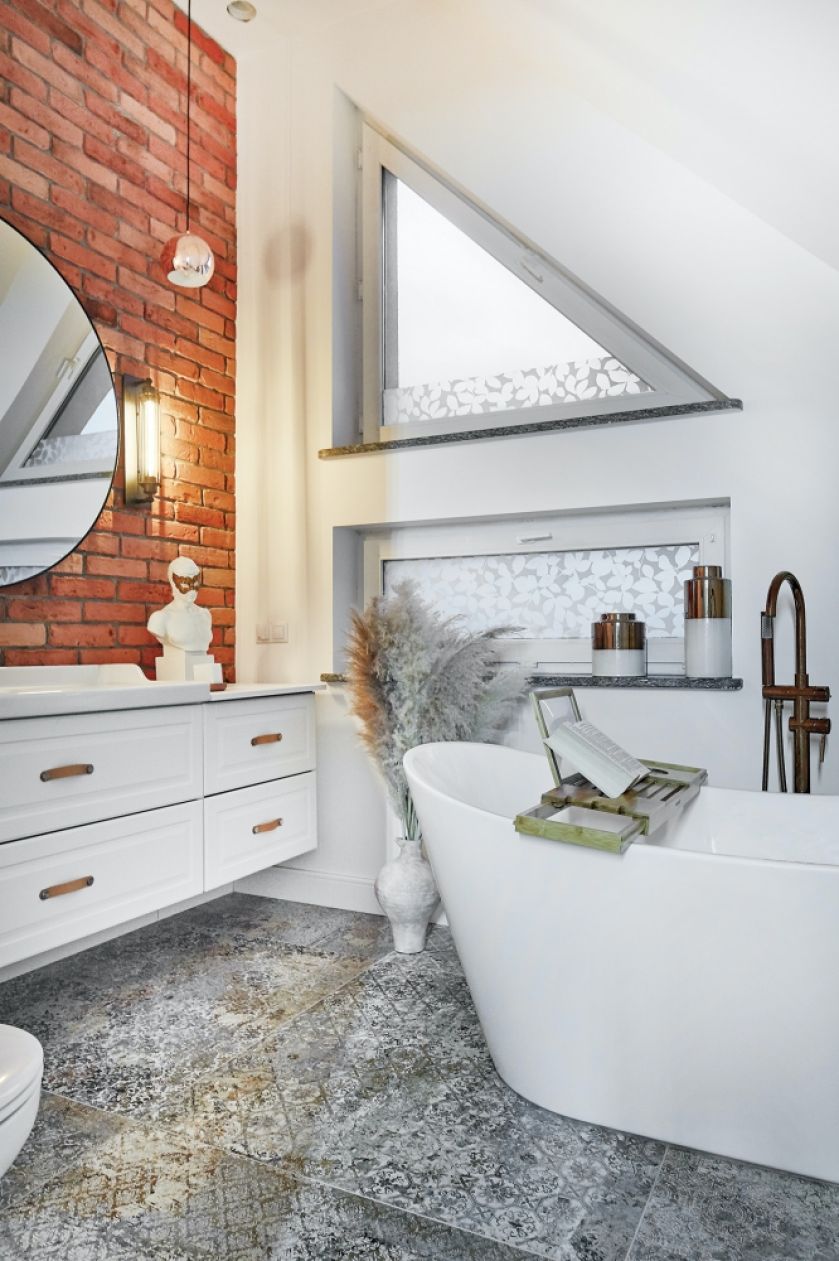 ściana z czerwonej cegły w łazience