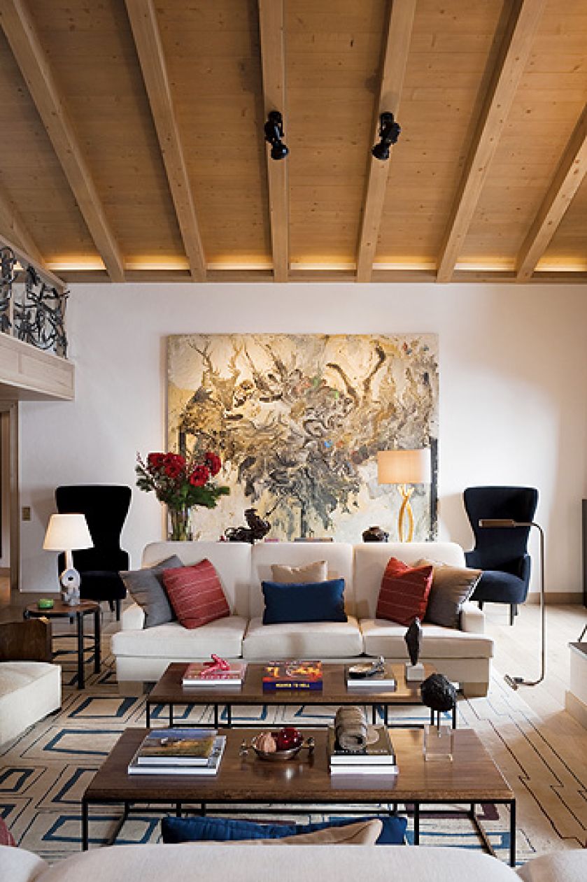 Ściany są częściowo otynkowane, zupełnie inaczej niż w typowym chalecie, gdzie na ścianach musi być drewno.