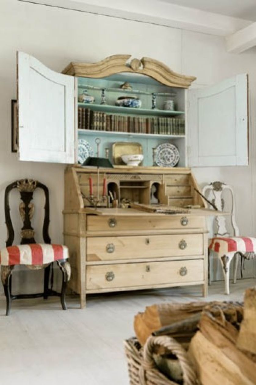 Sekretarzyk to kolejna zdobycz Dorothee. Oskrobany do żywego drewna , ze stylizowanymi okuciami, stał