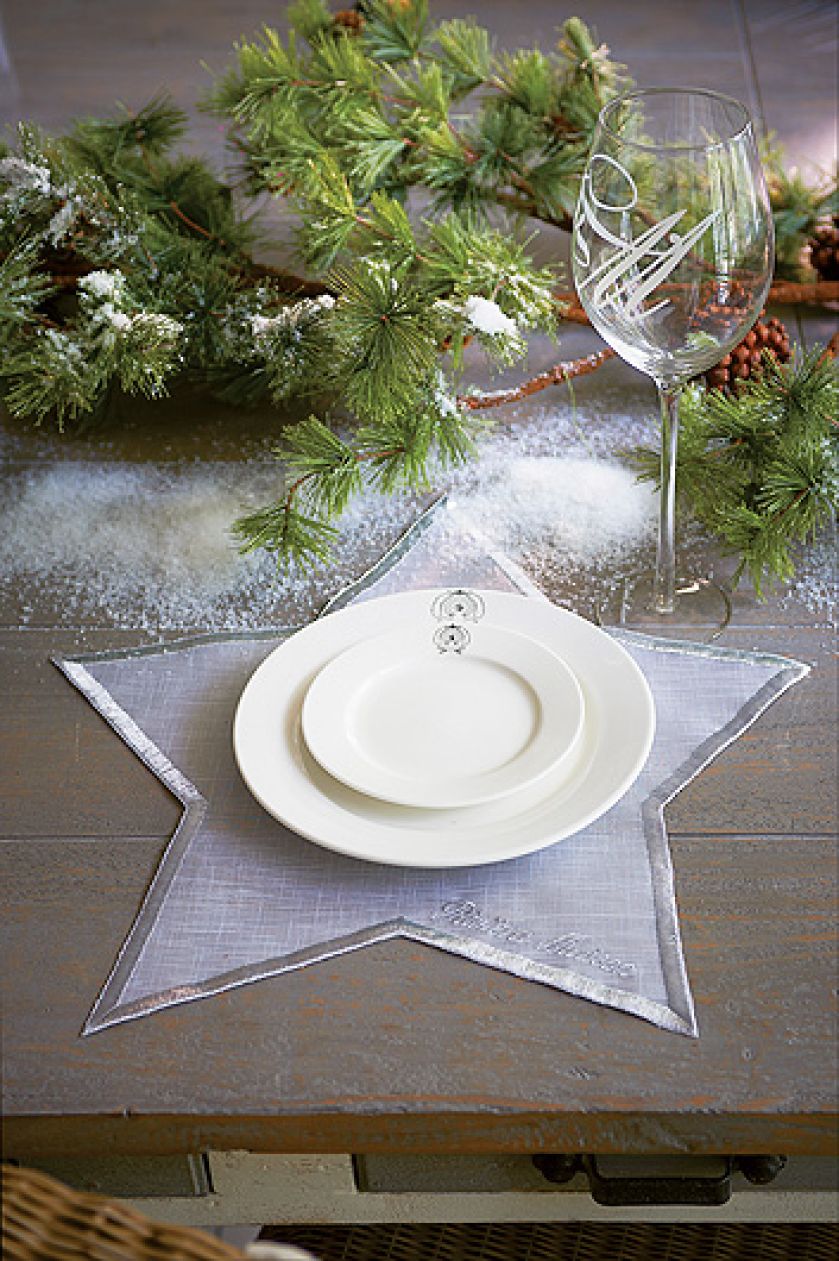Serwetka z organzy w kształcie gwiazdek – 181 zł/4 szt., talerz – 28 zł, kieliszek – 64 zł, Rivièra Maison, House More