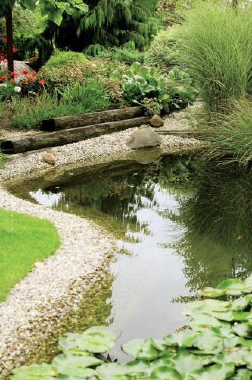 Siedemdziesięciometrowy strumień kończy się jeziorkiem.