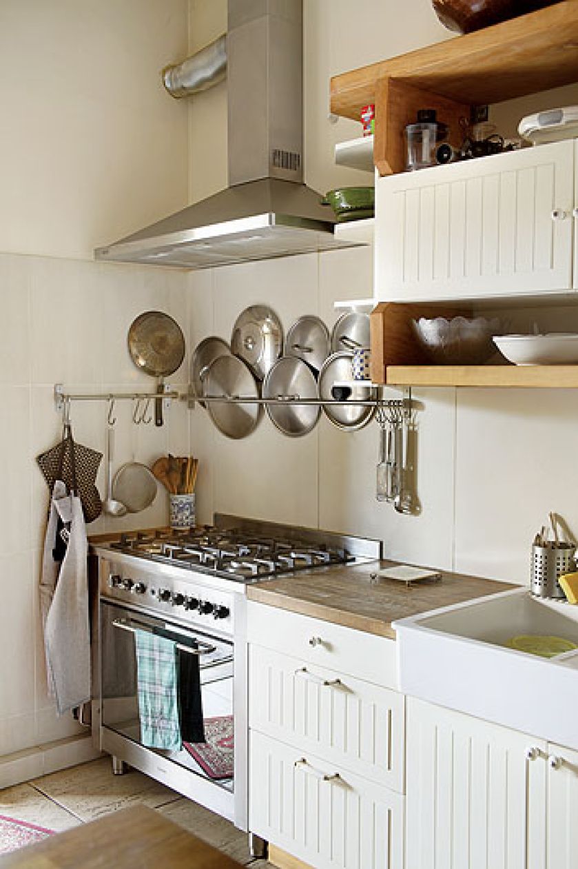 Siedlisko ciągle rośnie, a to powiększana jest kuchnia, a to dobudowany ganek.