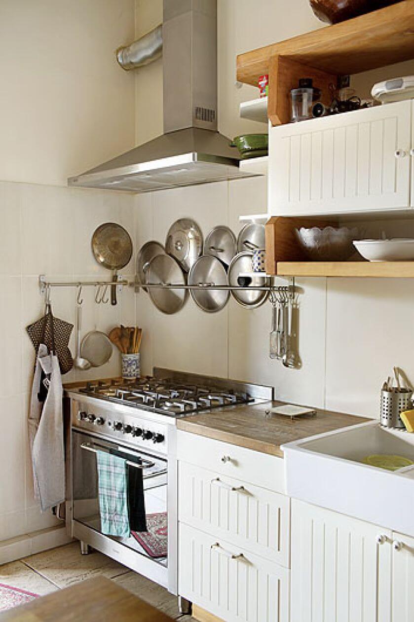 Siedlisko ciągle rośnie, a to powiększana jest kuchnia, a to dobudowany ganek.