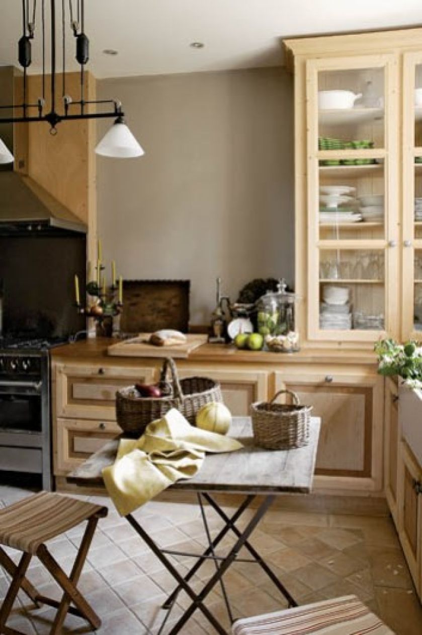 Składany pomocnik i wędkarski stołeczek można w każdej chwili wystawić do ogrodu.