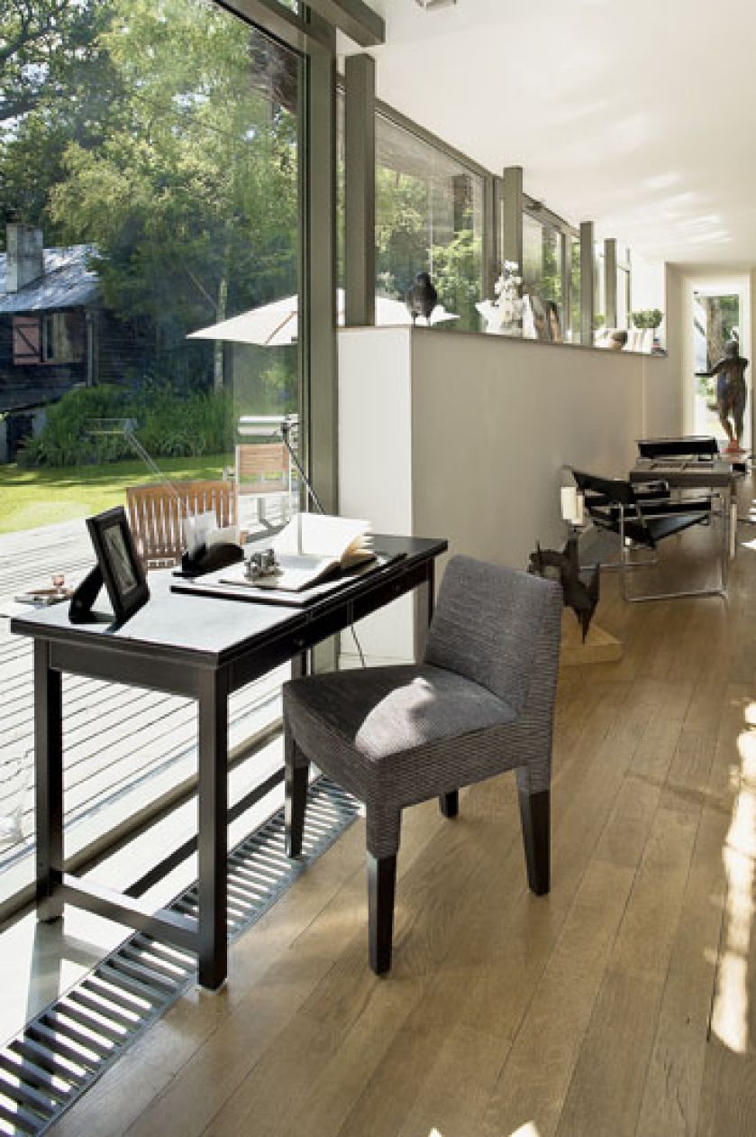 Skórzane biurko i krzesło Promemoria są ze sklepu Casa Mia.