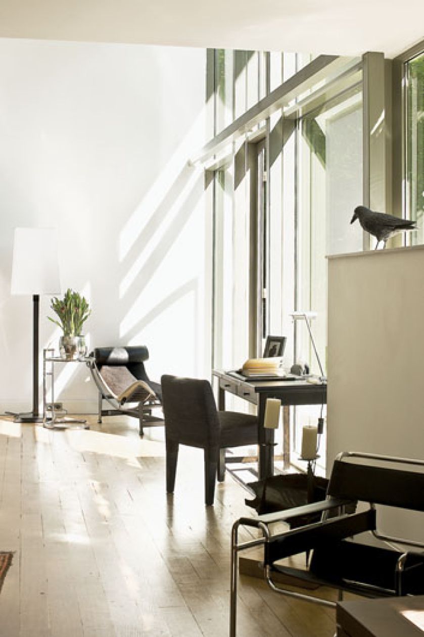 Skórzane biurko i krzesło Promemoria są ze sklepu Casa Mia.