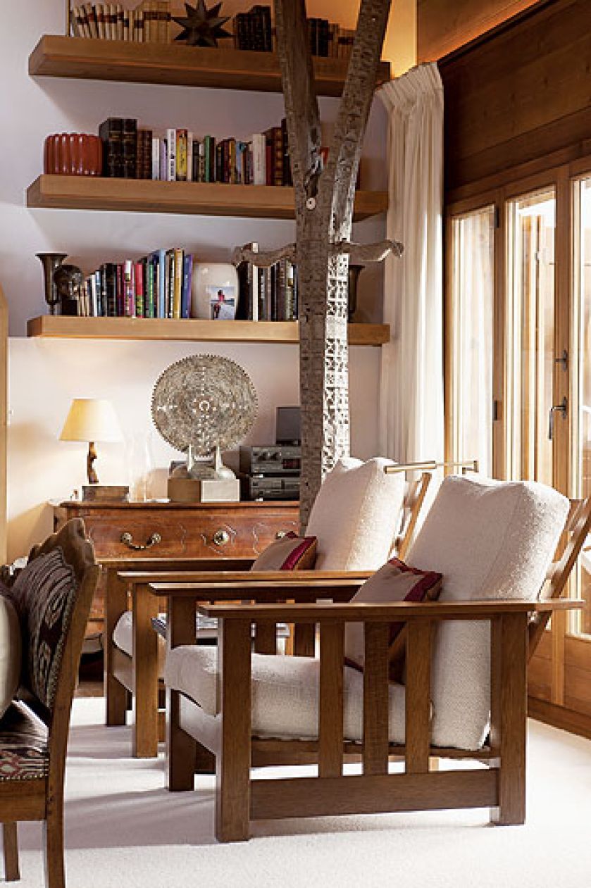 Solidne meble dobrze prezentują się w wysokim pomieszczeniu.