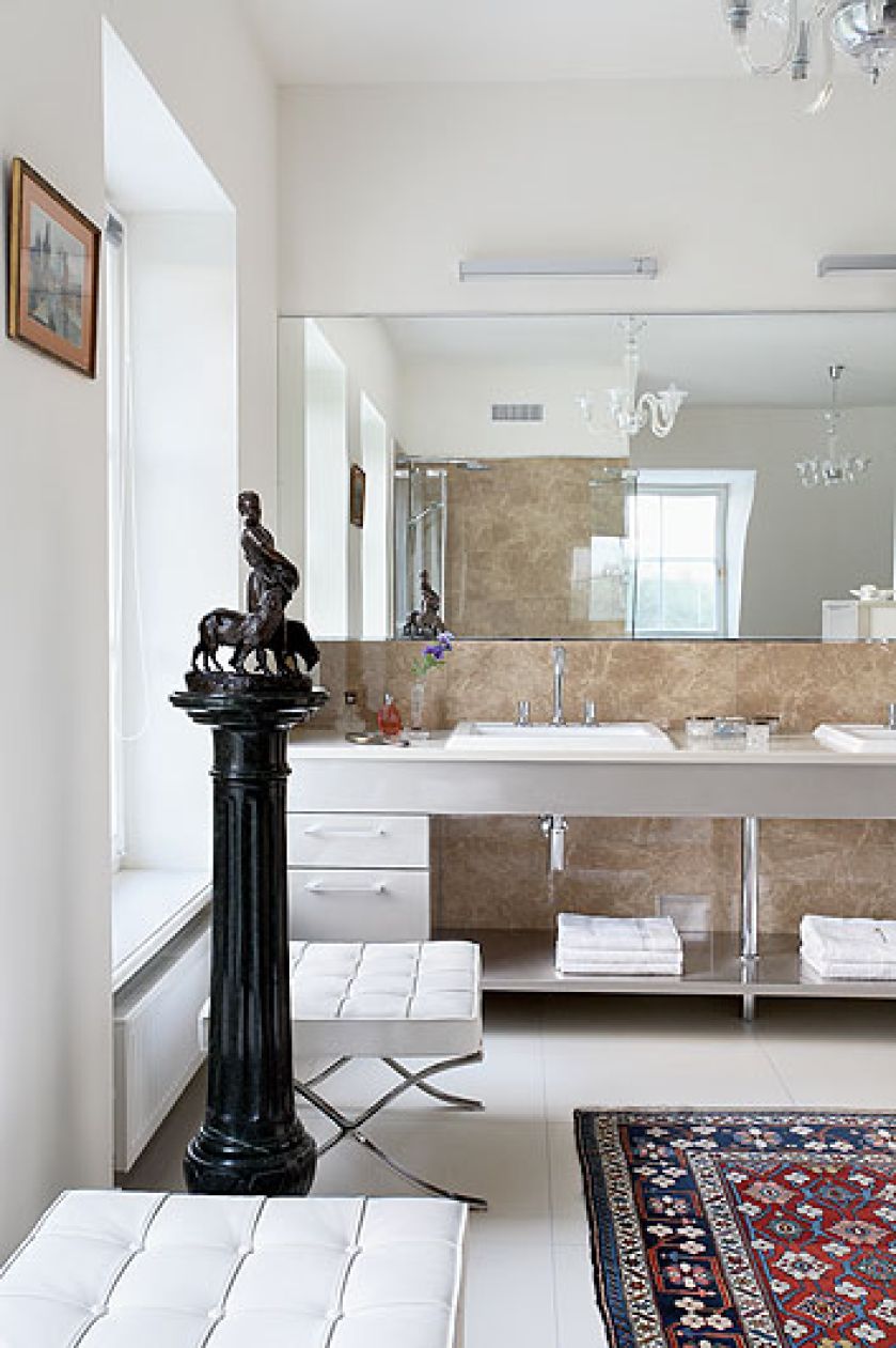 Stare z nowym. Perski dywan, XIX-wieczna rzeźba i dizajnerskie fotele Barcelona Miesa Van Der Rohe.