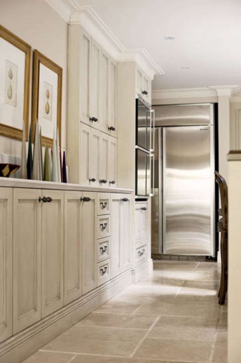 Stojące wewnątrz kuchni meble zdradzają miłość właścicielki do francuskiego stylu.