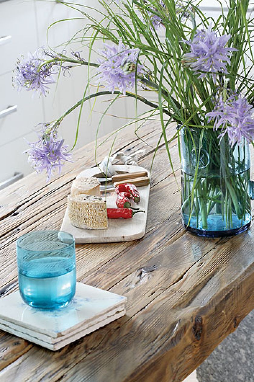 Stół: ciężkie, 200-letnie dębowe deski oparte na surowych granitowych nogach.