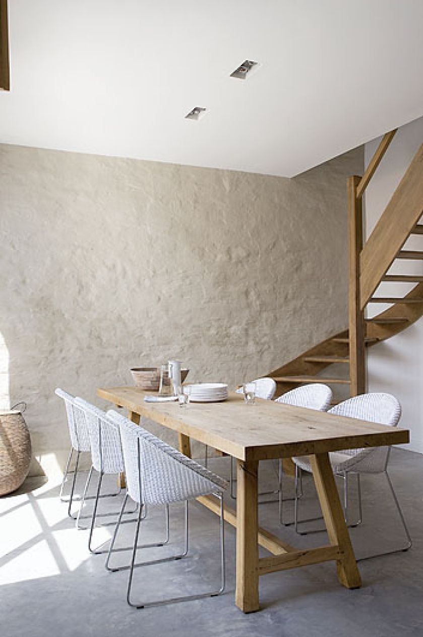 Stół Herbert (9500 zł) i krzesła Joe (1705 zł/szt.). DECOLOR