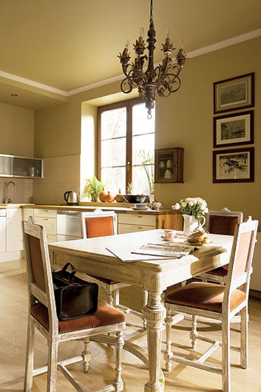 Stół i krzesła projektantka znalazła na Allegro, a drewniany żyrandol przyjechał z antykwariatu w Padwie.