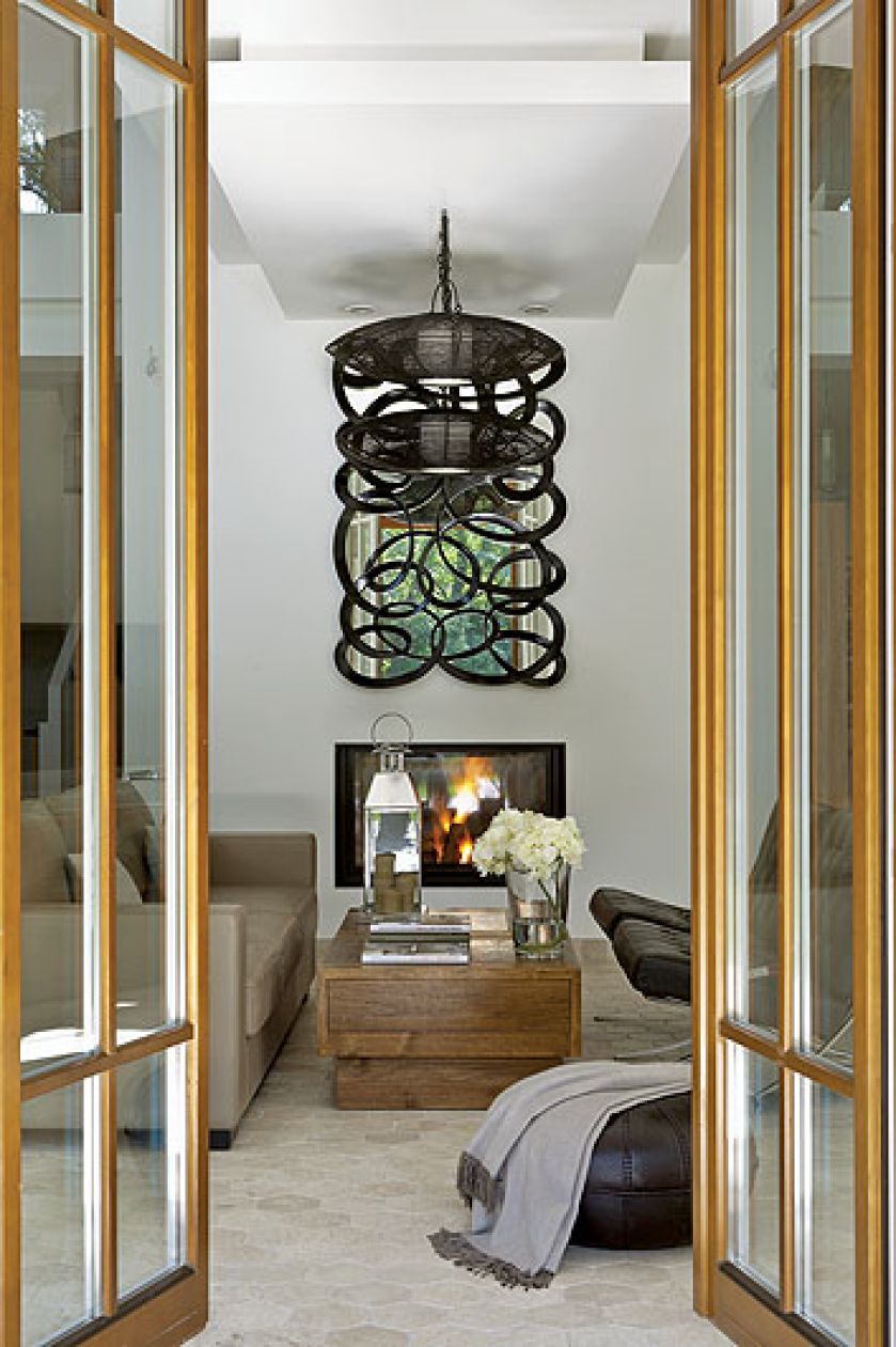 Stolik, który przypomina wielki kufer, został zrobiony z rzadko spotykanego w Polsce drewna suarowego.