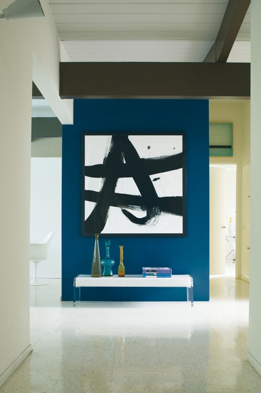 granatowa ściana w nowoczesnym wnętrzu