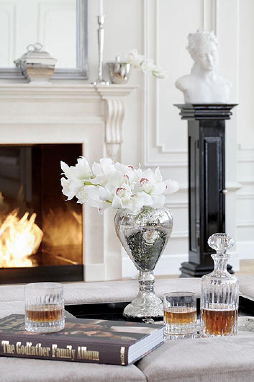 Stylizowane dekoracje na tle klasycznej, prostej aranżacji.