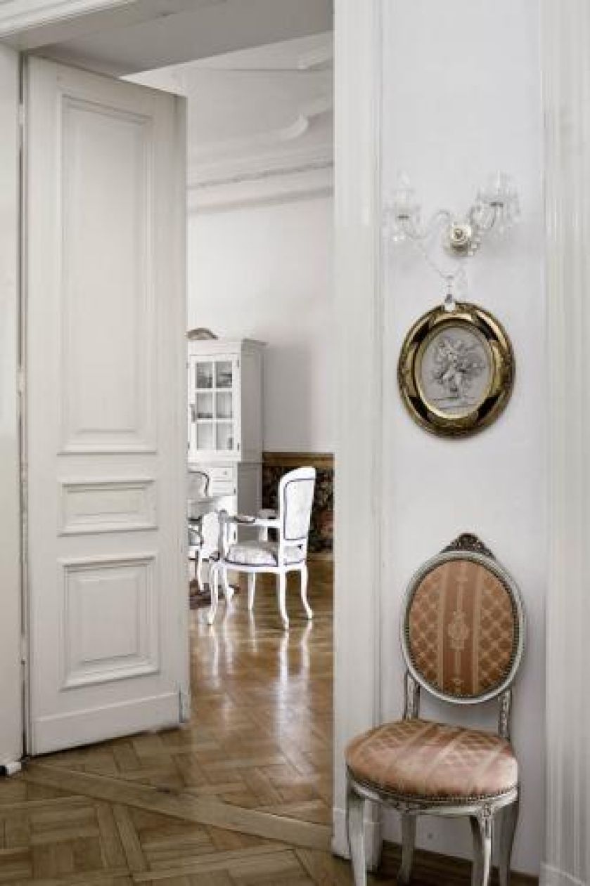 Stylowe krzesło jest praktyczne, a zarazem dekoracyjne.