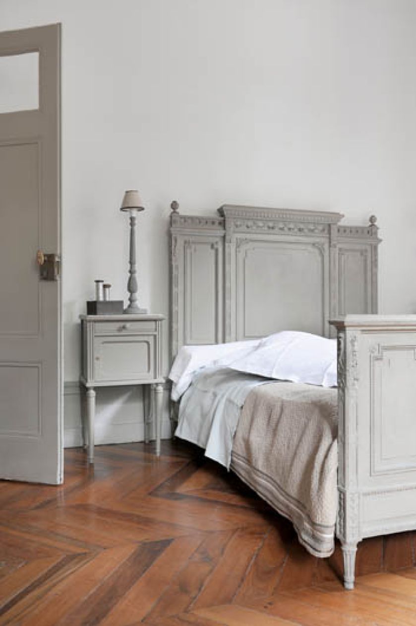 Stylowe łóżko i stonowane kolory nadają sypialni godną oprawę.