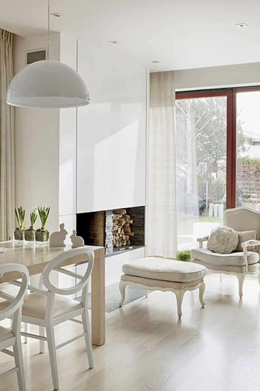 Stylowy fotel w surowym obiciu, prościutki stół od Andreu Worlda z krzesłami Zarina.