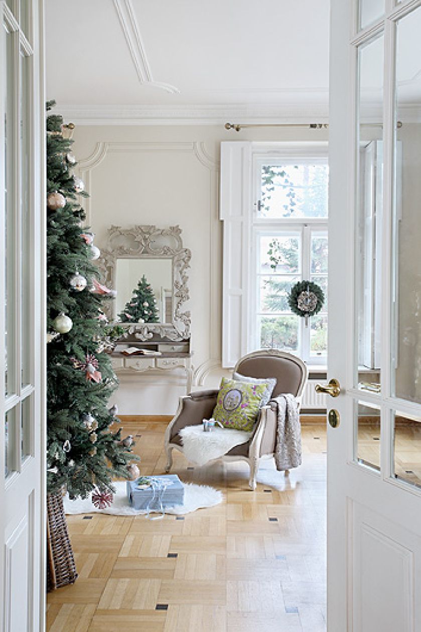 Świąteczne dekoracje na choince pochodzą z Almi Decor.