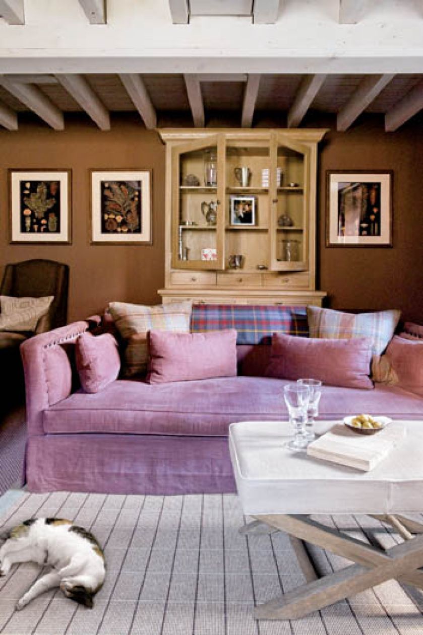 Angielski dom w dawnej stodole w świątecznej dekoracji