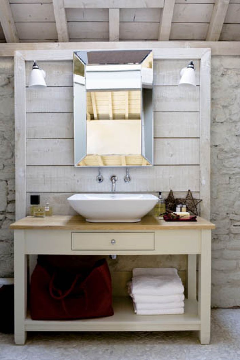 Angielski dom w dawnej stodole w świątecznej dekoracji