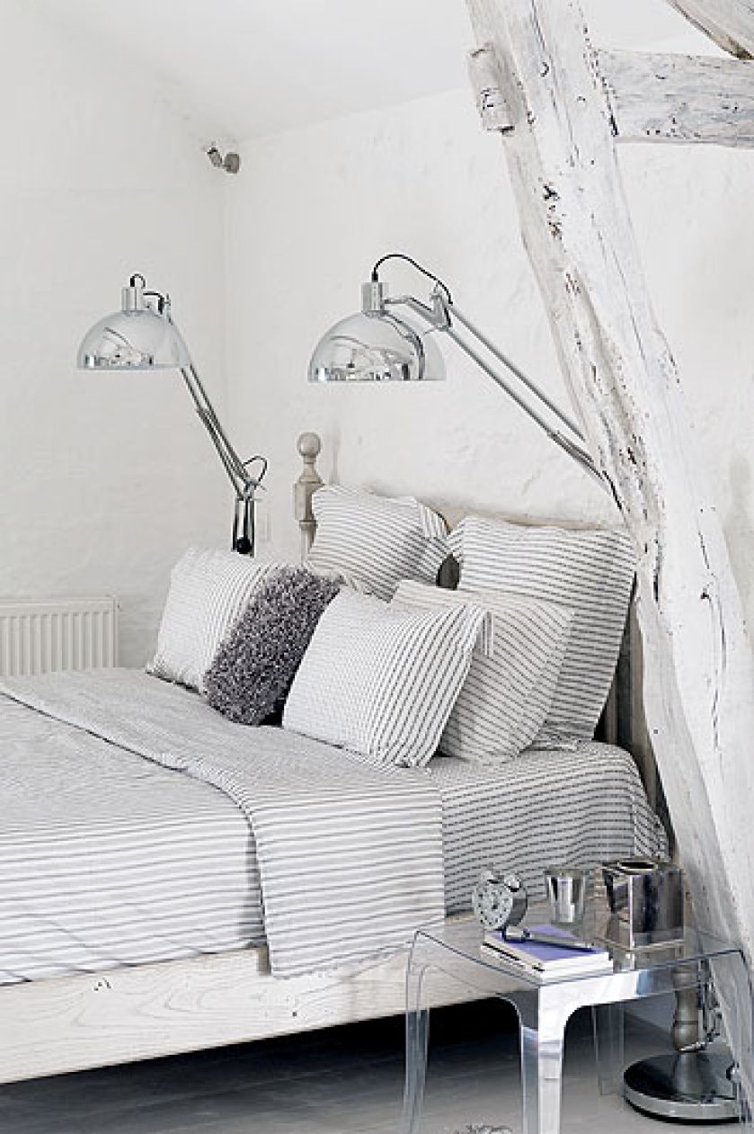 Sypialnia dla gości z dyskotekowymi dodatkami.