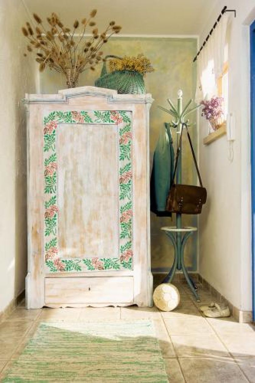 Szafa ozdobiona freskiem. Jesienna jarzębina