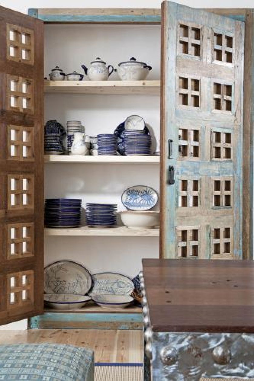 Szafka na naczynia. W ogrodzie sztuki