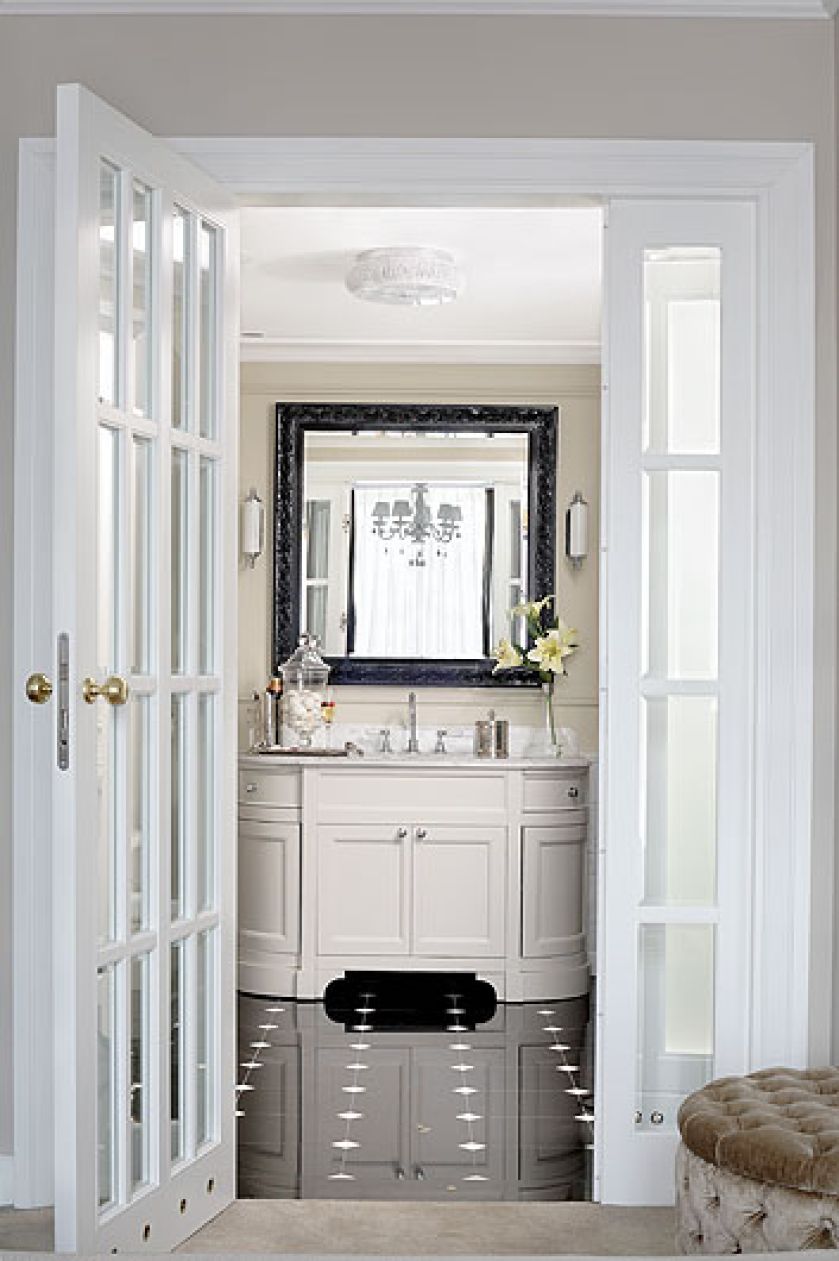 Szafka pod umywalkę i kinkiety z angielskiej firmy Devon Devon.