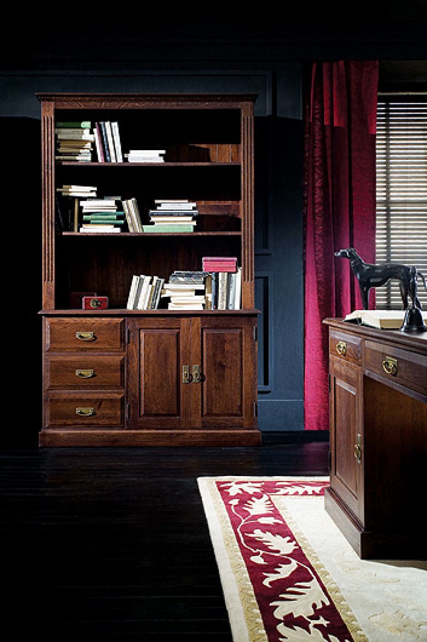 Szafka z nadstawką (z linii Empire), zrobiona z litego dębu. Ceny: 3014 i 2393 zł. BELVIA