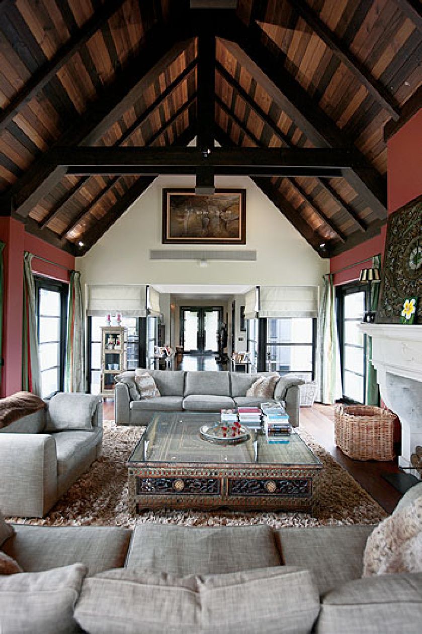 Szare kanapy i kominek z białego marmuru sprawiają, że orientalne dodatki nie przytłaczają wnętrza.