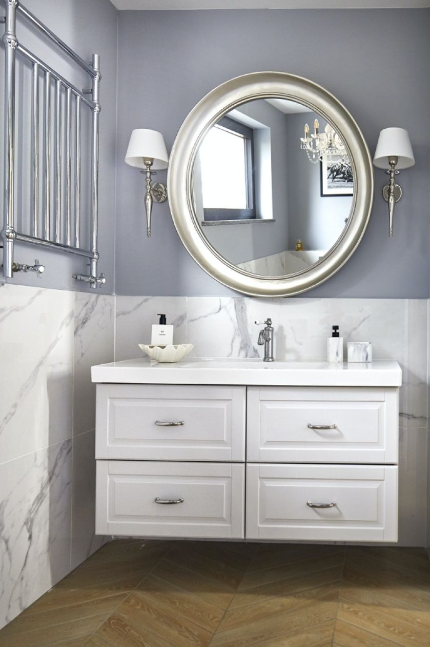 szaro biała łazienka ze srebrnymi dodatkami