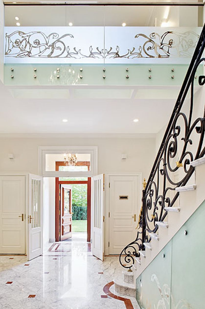 Szkło i kute balustrady schodów. Nowoczesny pałac