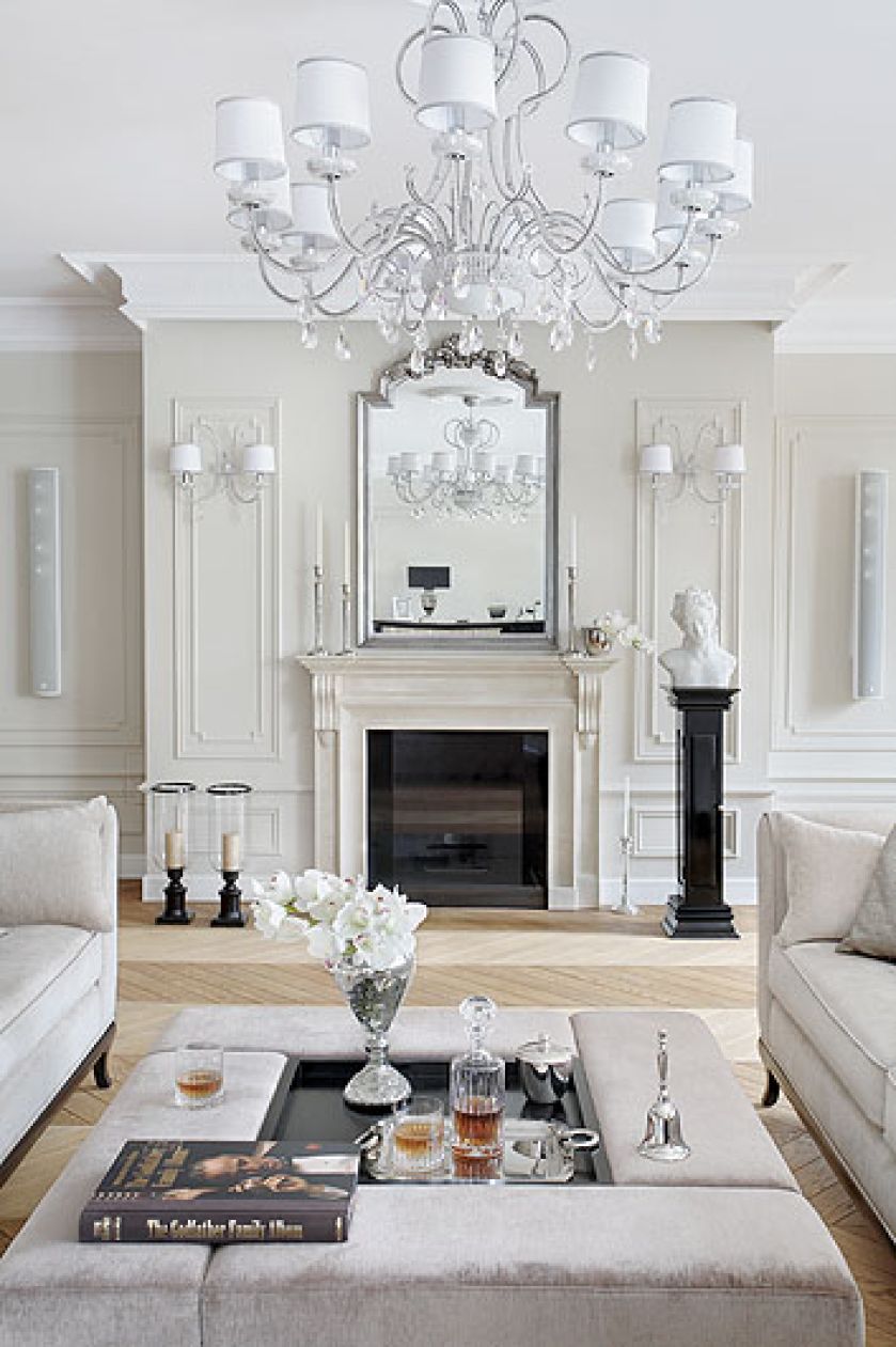 Sztukaterie, stonowane kolory, szlachetny parkiet i kamień - to znaki rozpoznawcze tego mieszkania.