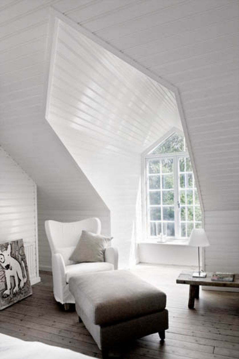 Także w sypialni kanon kolorów ograniczono do bieli i szarości.
