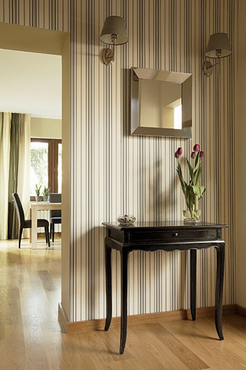 Tapeta od Ralpha Laurena oraz klasyczne kinkiety i konsola od Monteverdi.