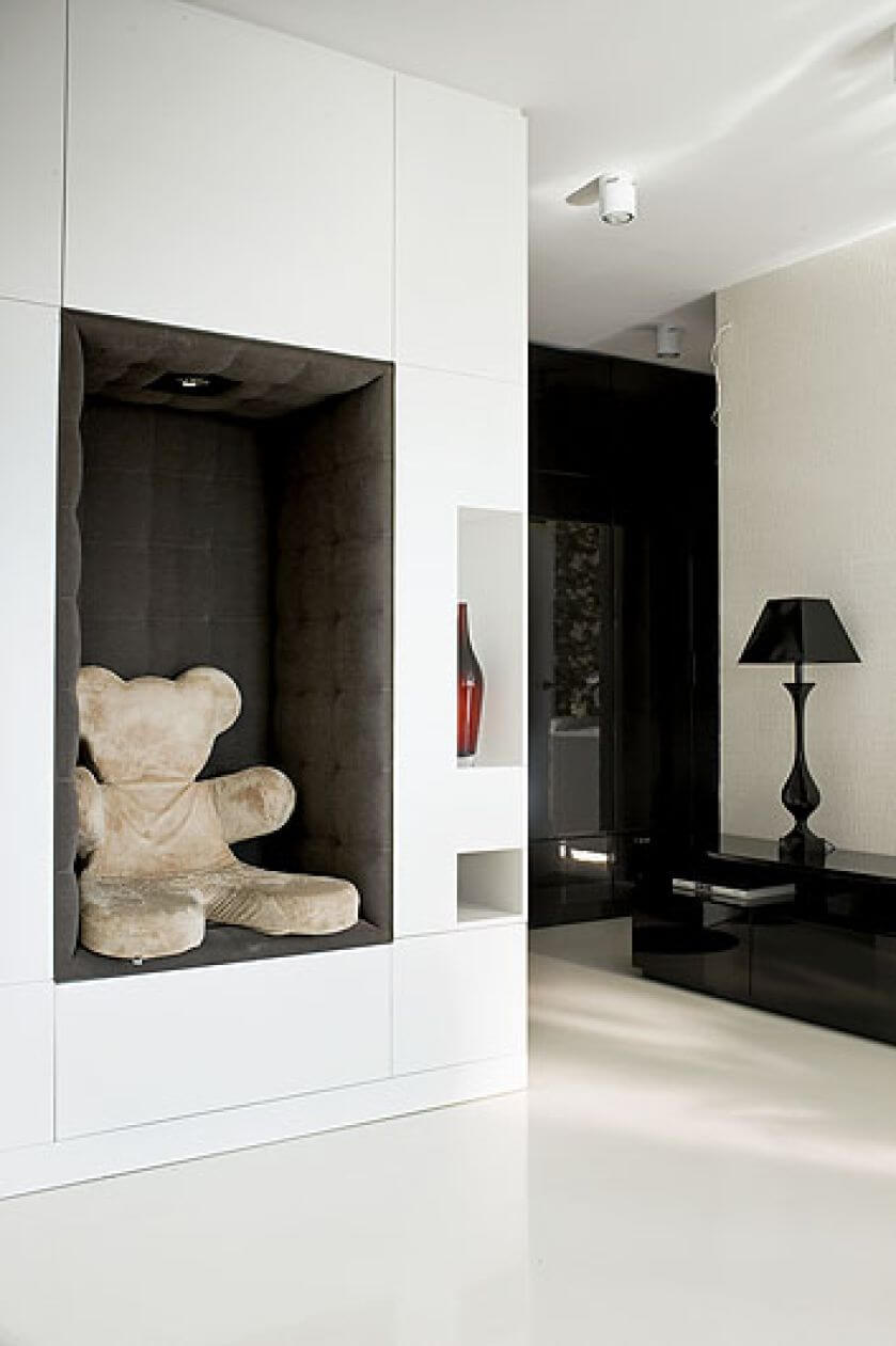 Tapicerowana welurem wnęka z misiem to ulubione miejsce synka Damiana.