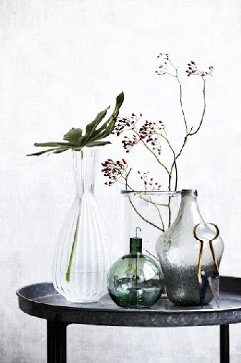 Tego typu flakon wręcz powinien unieść tylko jeden kwiatek. Skromnie, minimalistycznie, a jednak