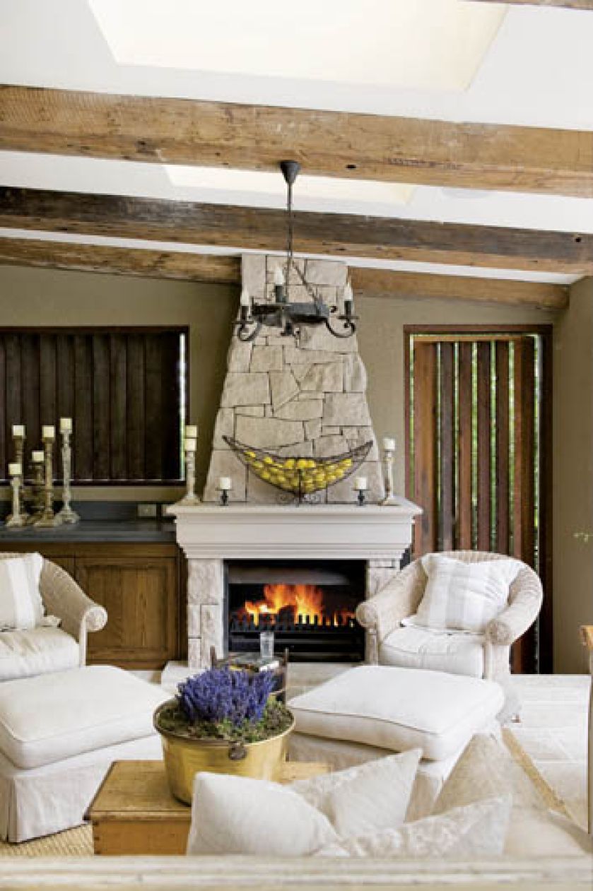 Ten wspaniały kominek zbudowała kobieta - najlepszy kamieniarz w okolicy.