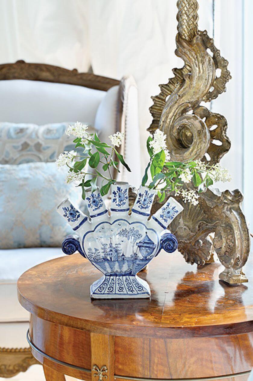 To do fajansowych dekoracji dobrane zostały pod kolor obicia kanap, zasłony, poduchy.