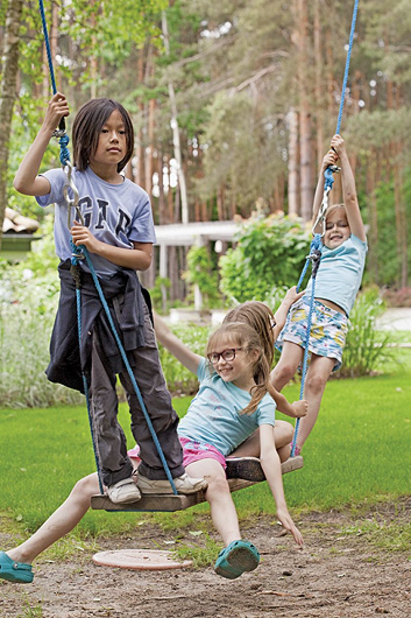 Tylko 20 kilometrów od PKiN, dzieci mogą bawić się na łonie natury.