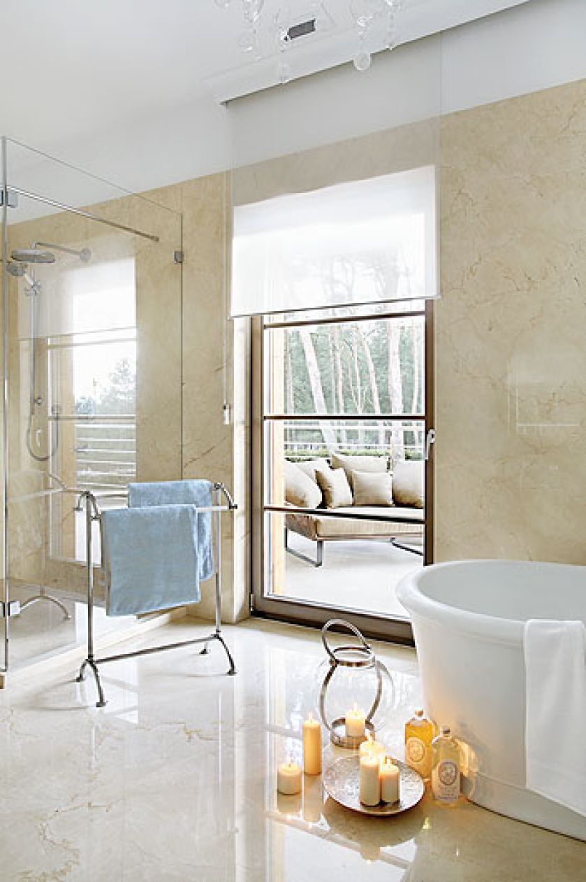 Tylko najlepsze marki. W salonie kąpielowym króluje stylowa ceramika Devon Devon. Wszlafroku można wyjśc na taras