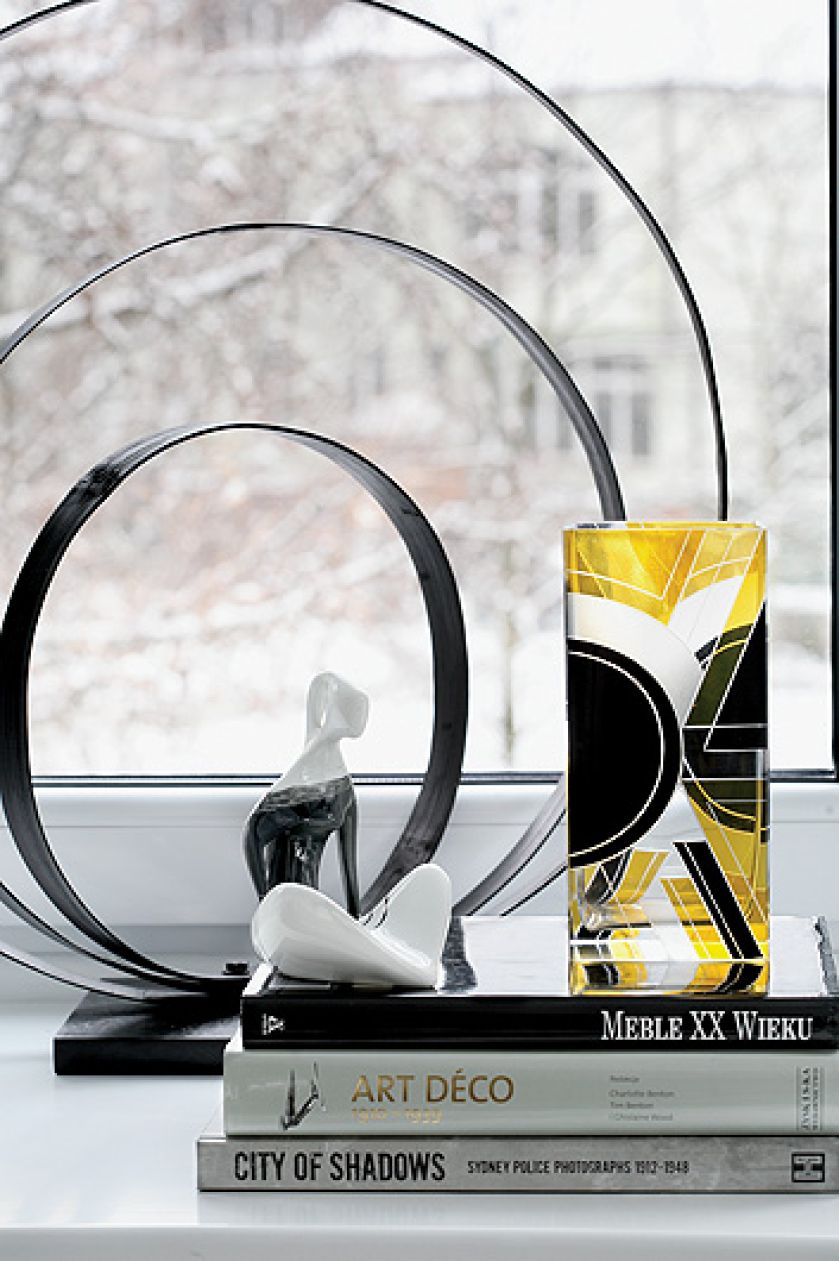 Unikalny, szklany wazon Karel Palda - Decoteria, Figurka ćmielów - Royal Arts, dekoracyjne obręcze BoConcept.