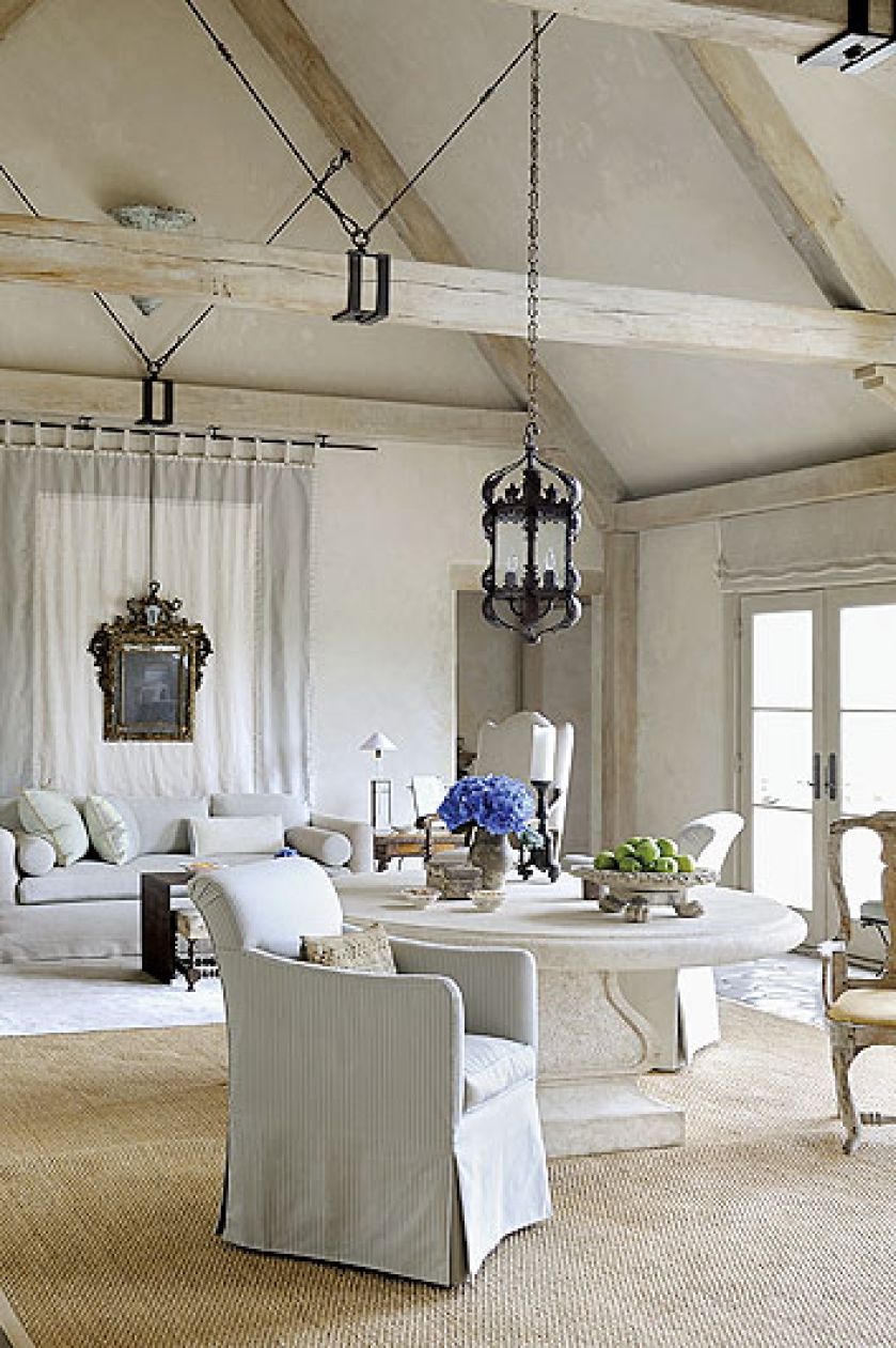 W całym domu królują kolory piasku i oceanu.