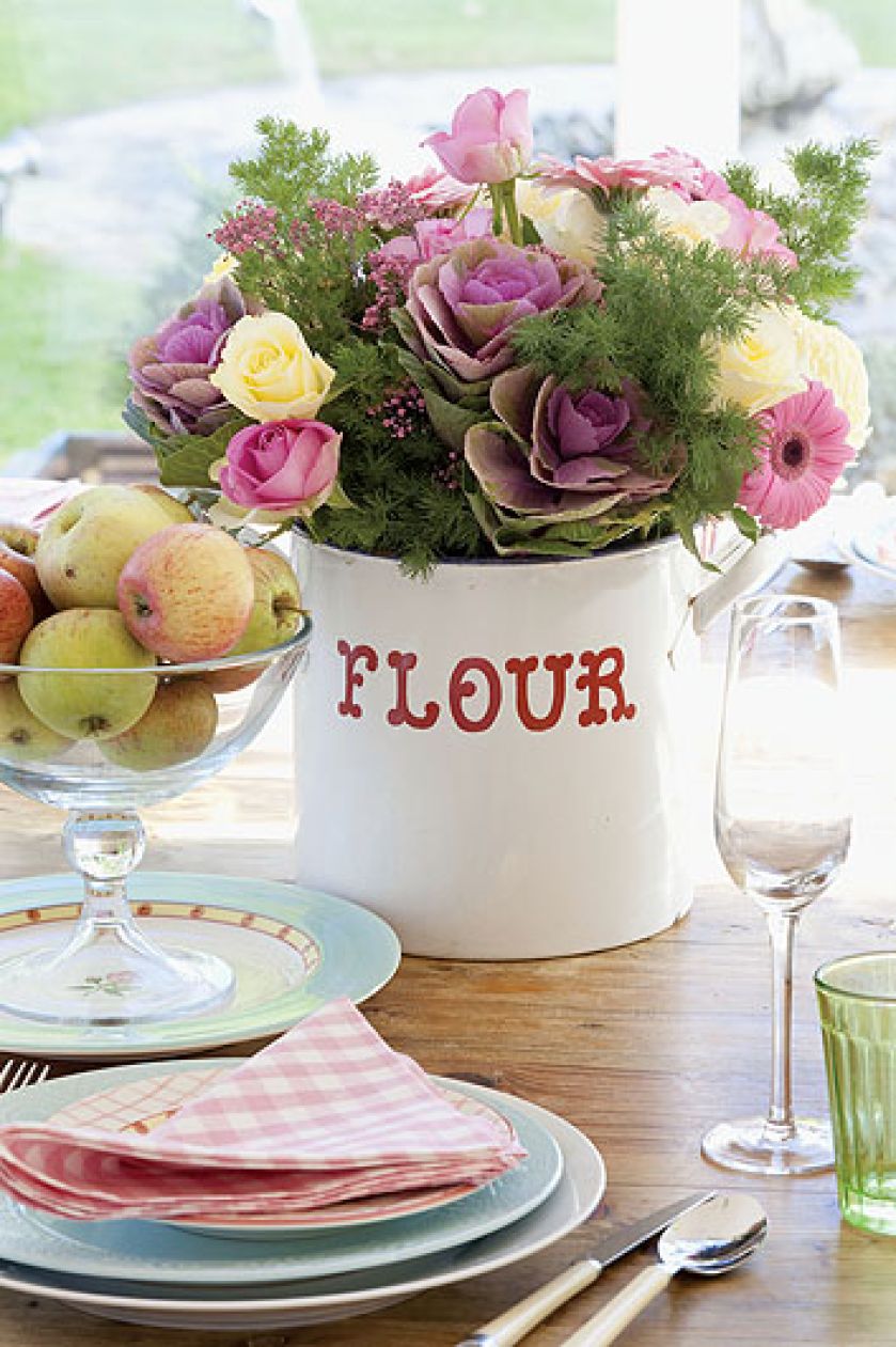 W domu dominuje jeden kolor: złamana biel i trochę dodatków z delikatnym różem