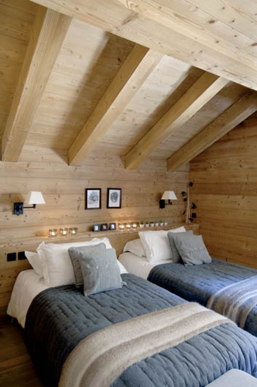 W grupie raźniej. Zestawione po kilka proste świeczniki, ramki, doniczki wyglądają bardziej efektownie.